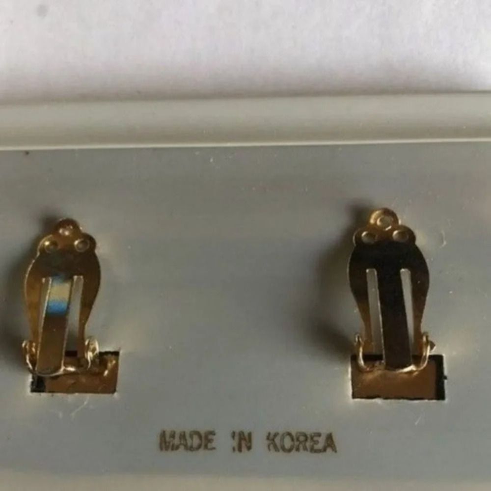 Vintage Gold Tone Round Fashion Earrings Clip On Made in Korea - Picture 3 of 4